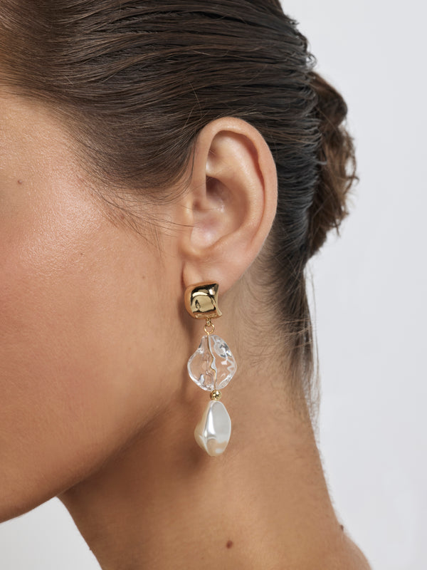 SHEIKE Mia Earrings Gold 1007937 Model Image