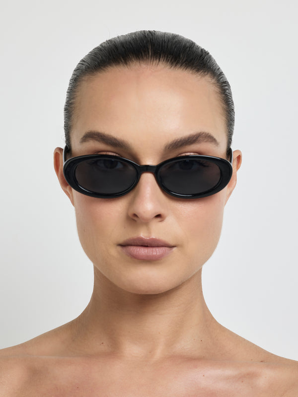 SHEIKE Akira Sunglasses Black 1008264 Model Image