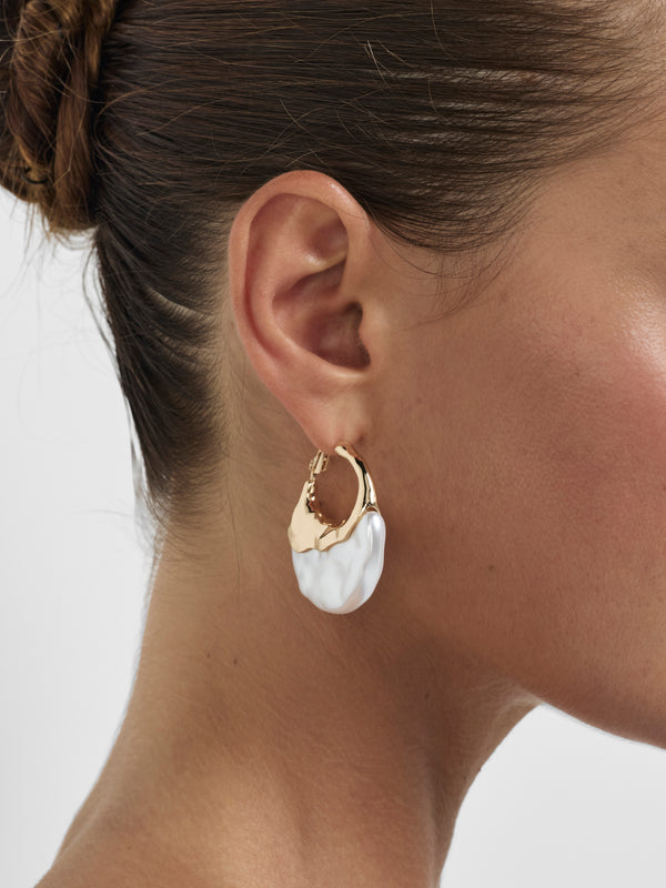 SHEIKE Mindy Earrings Gold Model Image