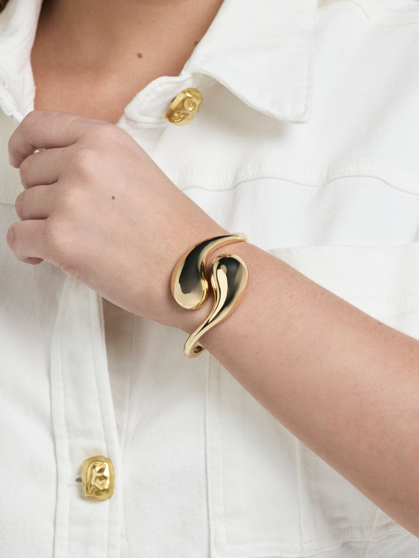 SHEIKE Esme Bangle Gold 1008036 Model Image